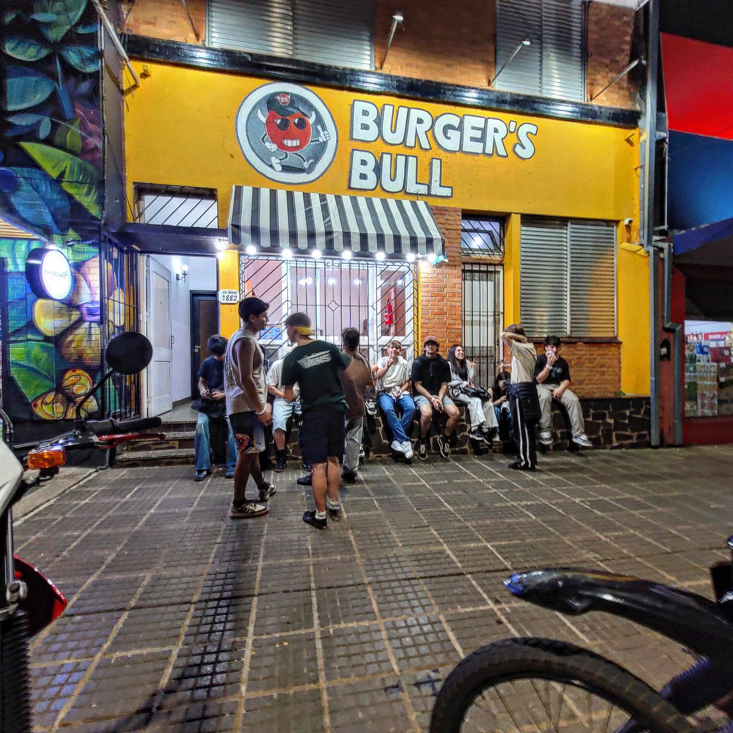 Montando nuestro local: fachada, mural y el equipo